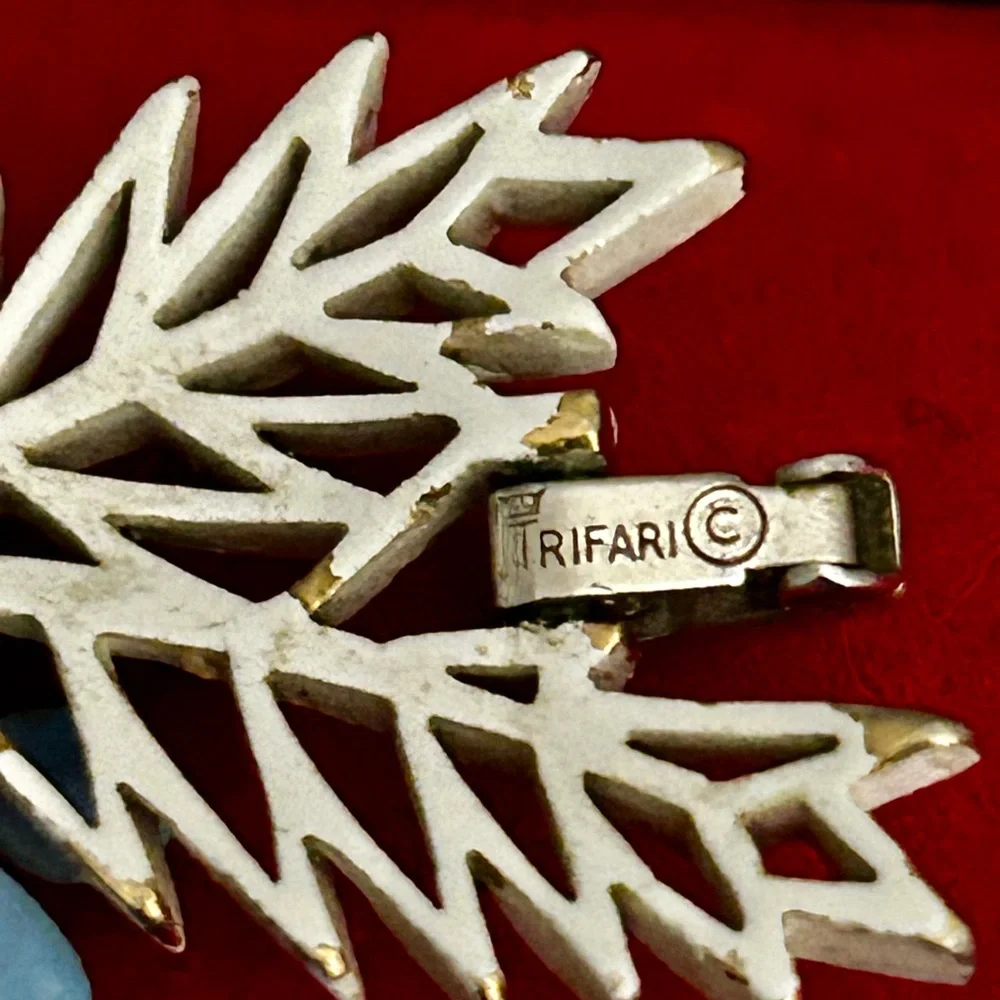 RARE 1958 CROWN TRIFARI WHITE &
BLUE ENAMEL RHINESTONE
'FLOWERING FERN' BRACELET - Picture 3 of 13